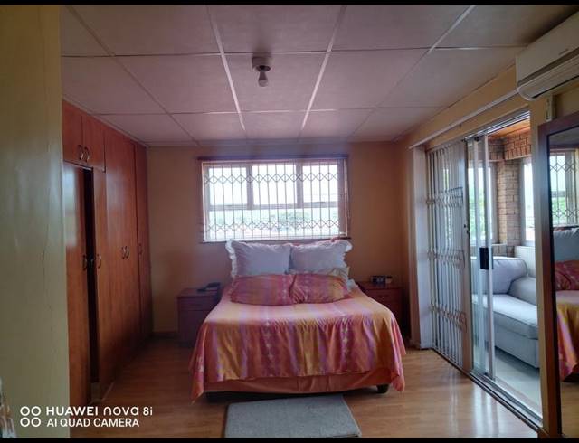4 BEDROOM HOUSE FOR SALE IN UITSIG